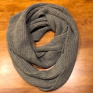 TOMS Women’s Infinity Scarf Gray Knit EUC ❤️